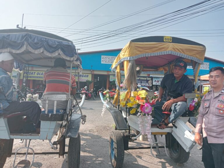 Bhabinkamtibmas Desa Ciawilor Sambangi Kusir Delman di Terminal Ciawigebang, Sampaikan Pesan Kamtibmas Selama Long Weekend