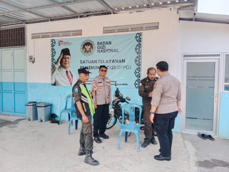 Patroli Siang Hari, Bhabinkamtibmas Polsek Ciawigebang Sambangi SPPG dan Berikan Himbauan Kamtibmas kepada Linmas Desa Cihaur