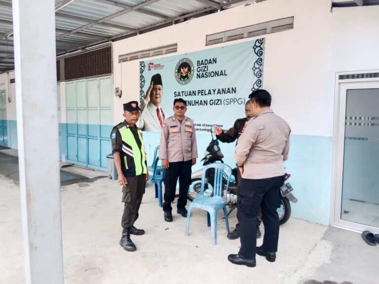Sambang SPPG Desa Cihaur, Bhabinkamtibmas Polsek Ciawigebang Ajak Linmas Tingkatkan Kewaspadaan Kamtibmas Saat Patroli Siang Hari