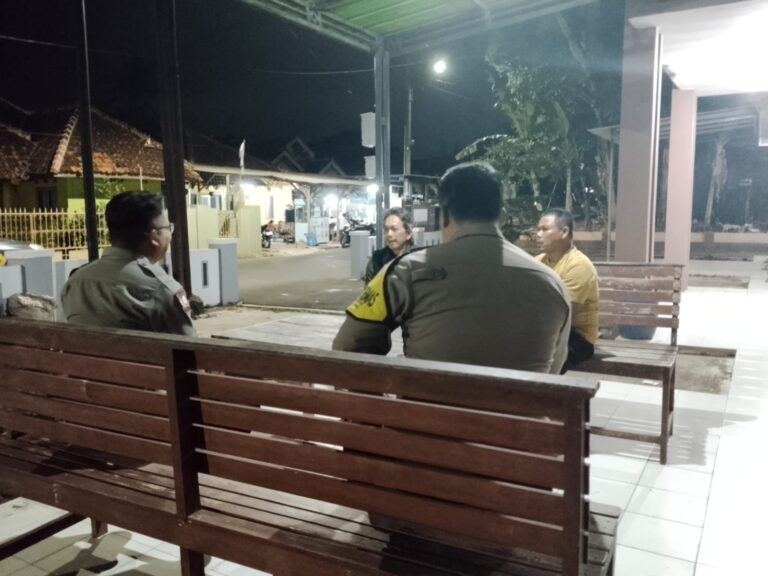 Patroli Malam Hari, Bhabinkamtibmas Polsek Ciawigebang Sambangi Linmas Desa Geresik dan Sampaikan Pesan Kamtibmas