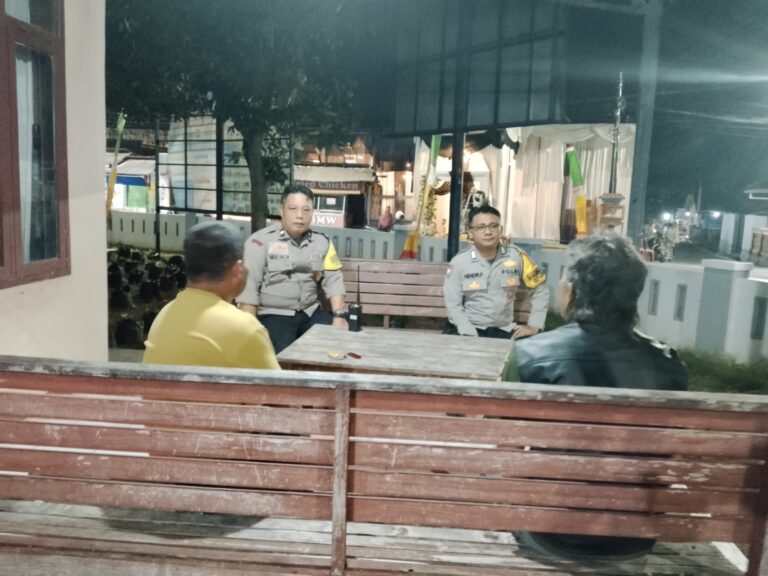 Jaga Kondusifitas Wilayah, Bhabinkamtibmas Polsek Ciawigebang Berikan Pesan Kamtibmas kepada Linmas Desa Geresik Saat Patroli KRYD Malam