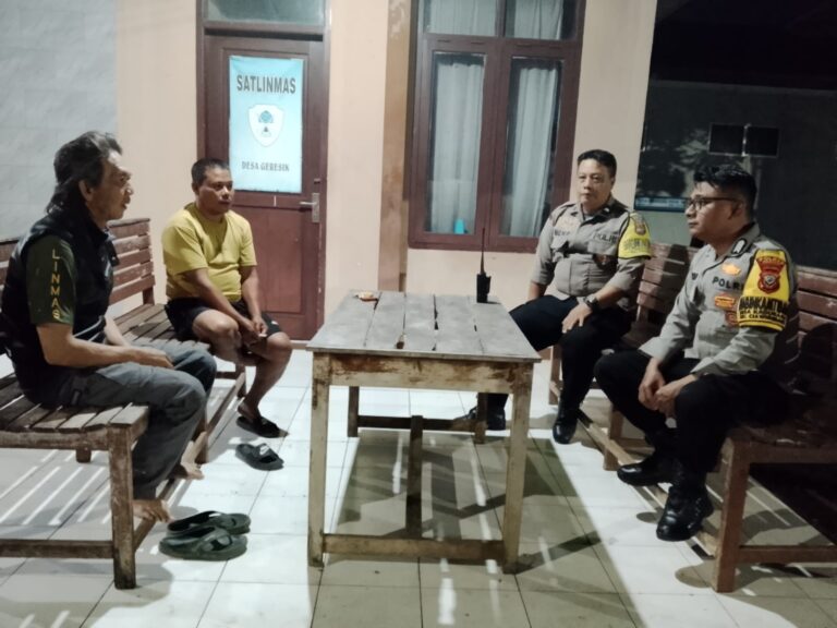 Sambang Linmas Saat Piket, Bhabinkamtibmas Polsek Ciawigebang Sampaikan Pesan Kamtibmas di Desa Geresik Saat Patroli KRYD Malam