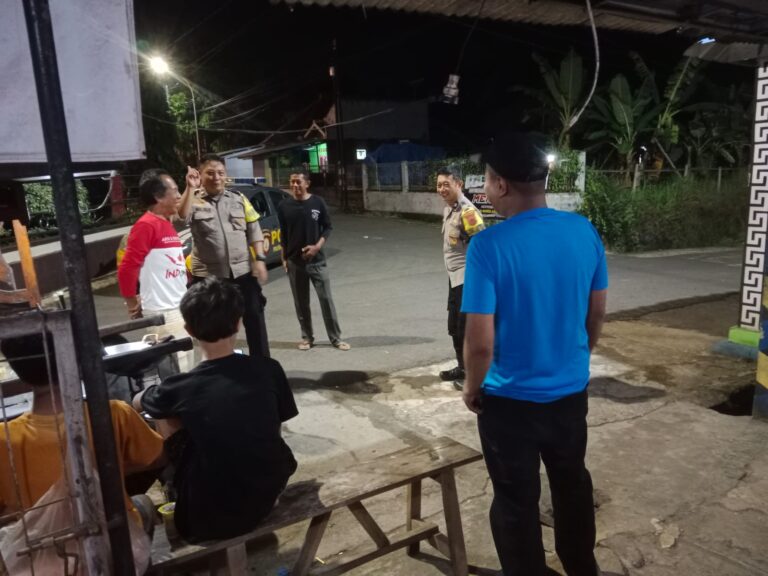 Patroli KRYD Malam, Bhabinkamtibmas Polsek Ciawigebang Sambangi Warga Desa Kadurama dan Sampaikan Pesan Kamtibmas
