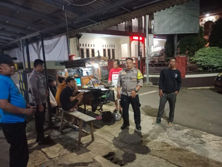 Jaga Kondusivitas Wilayah, Bhabinkamtibmas Polsek Ciawigebang Sampaikan Pesan Kamtibmas kepada Warga Desa Kadurama Saat Patroli KRYD Malam
