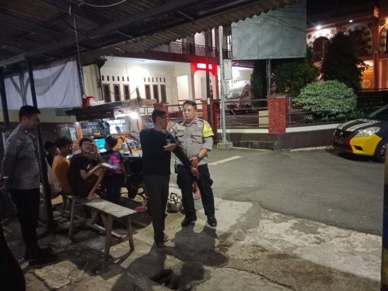 Bhabinkamtibmas Polsek Ciawigebang Gelar Patroli KRYD Malam di Desa Kadurama dan Sampaikan Pesan Kamtibmas kepada Warga