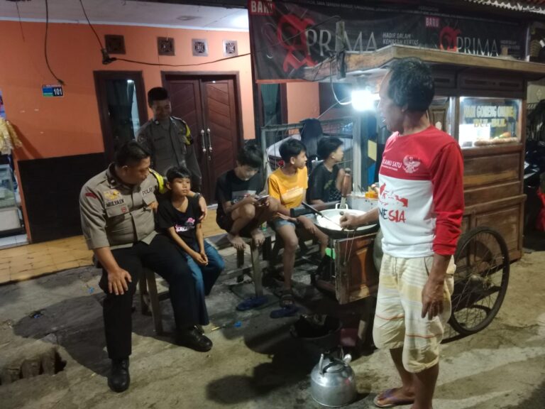 Patroli KRYD Malam, Bhabinkamtibmas Polsek Ciawigebang Sambangi Warga Desa Kadurama Sampaikan Pesan Kamtibmas