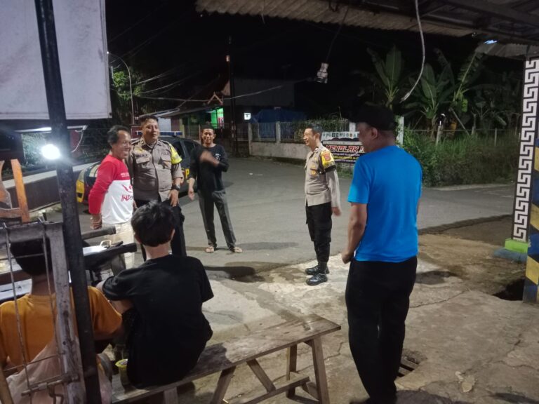 Sambangi Warga Desa Kadurama, Bhabinkamtibmas Polsek Ciawigebang Sampaikan Pesan Kamtibmas Saat Patroli KRYD Malam Hari