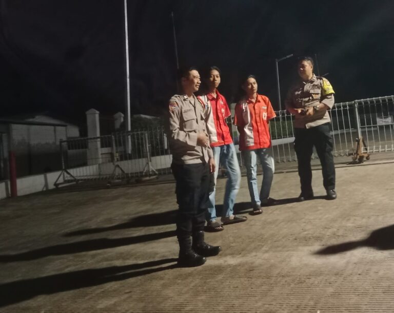 Patroli KRYD Malam Hari, Bhabinkamtibmas Polsek Ciawigebang Sambangi Karyawan SPBU Cipicung dan Sampaikan Himbauan Kamtibmas