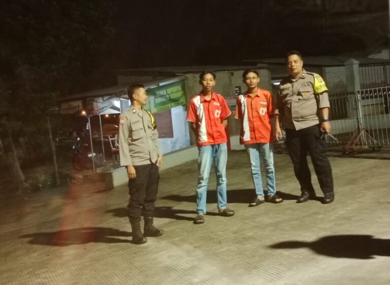 Jaga Kamtibmas Tetap Kondusif, Bhabinkamtibmas Polsek Ciawigebang Berikan Himbauan kepada Karyawan SPBU Cipicung Saat Patroli KRYD Malam Hari