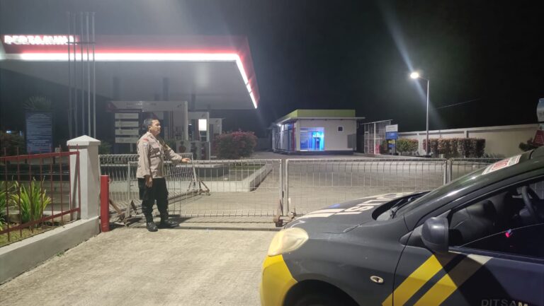 Patroli KRYD Malam Hari, Bhabinkamtibmas Polsek Ciawigebang Sambangi SPBU Cipicung untuk Antisipasi Gangguan Kamtibmas