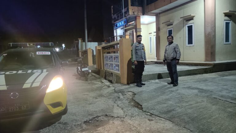 Patroli KRYD Malam Hari, Bhabinkamtibmas Polsek Ciawigebang Sambangi Balai Desa Cimaranten dan Sampaikan Himbauan Kamtibmas