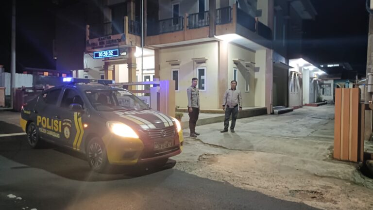 Jaga Kondusifitas Wilayah, Bhabinkamtibmas Polsek Ciawigebang Sambangi Balai Desa Cimaranten Saat Patroli KRYD Malam Hari