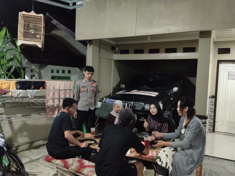 ANGGOTA POLSEK SUBANG LAKUKAN PATROLI DIALOGIS DI AKHIR PEKAN, CEGAH GANGGUAN KAMTIBMAS.