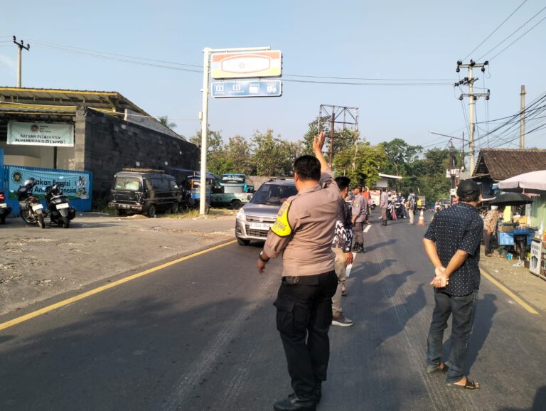 Bhabinkamtibmas Desa Kapandayan Laksanakan Pengamanan dan Pengaturan Lalu Lintas di Hajatan Warga Binaan