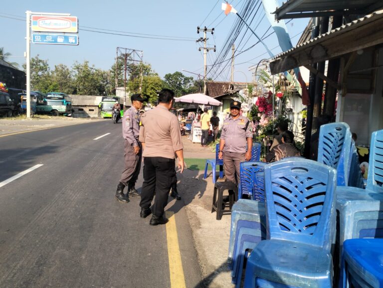 Bhabinkamtibmas Desa Kapandayan Amankan dan Atur Lalu Lintas di Hajatan Warga Binaan
