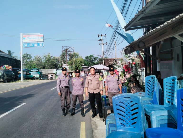 Hadir di Tengah Masyarakat, Bhabinkamtibmas Desa Kapandayan Laksanakan Pengamanan dan Pengaturan Lalu Lintas di Hajatan Warga Binaan