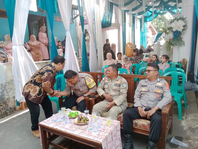 Bhabinkamtibmas Polsek Ciawigebang Bersama Satpol PP Kecamatan Ciawigebang Amankan Hiburan Organ Dangdut di Desa Ciomas