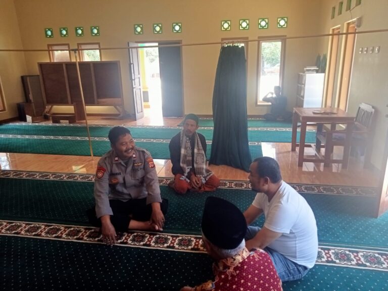 Aiptu Aris Sunandar Laksanakan Sambang Kamtibmas dan Silaturahmi dengan Tokoh Masyarakat di Wilayah Hukum Polsek Ciwaru