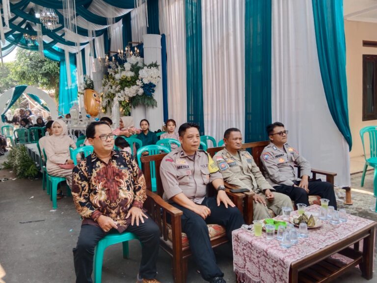 Bhabinkamtibmas Polsek Ciawigebang Bersama Satpol PP Kecamatan Ciawigebang Amankan Hiburan Masyarakat di Desa Ciomas