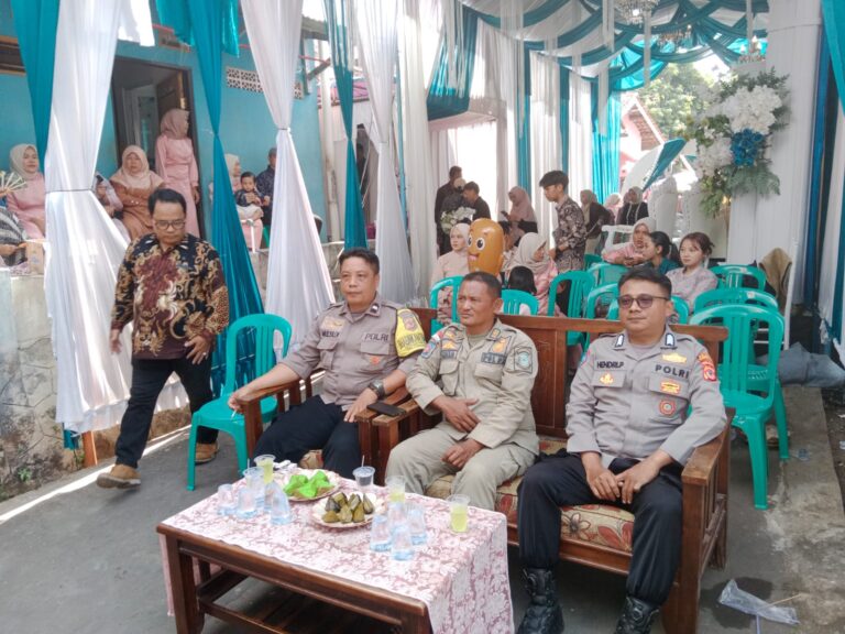 Bhabinkamtibmas Polsek Ciawigebang Bersama Satpol PP Kecamatan Ciawigebang Hadir Berikan Rasa Aman pada Hiburan Organ Dangdut Warga Desa Ciomas
