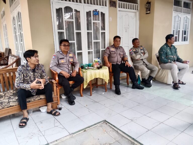 Bhabinkamtibmas Polsek Ciawigebang Bersama Pol PP Kecamatan Ciawigebang Amankan Hiburan Organ Dangdut di Desa Cihirup