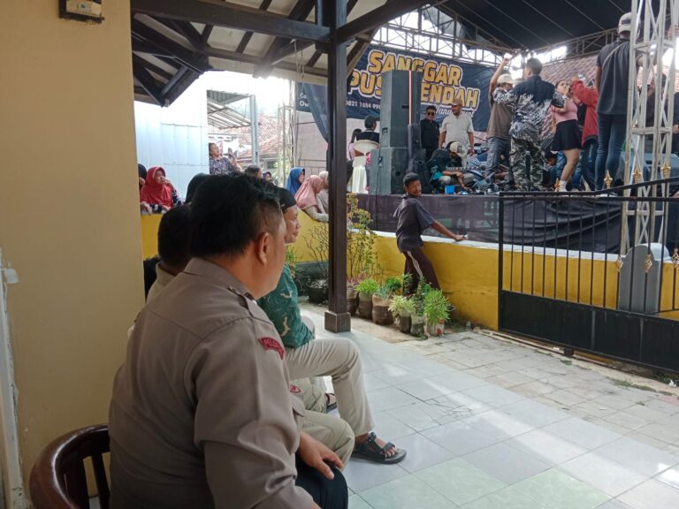 Bhabinkamtibmas Polsek Ciawigebang Bersama Pol PP Kecamatan Ciawigebang Laksanakan Pengamanan Hajatan Warga di Desa Cihirup