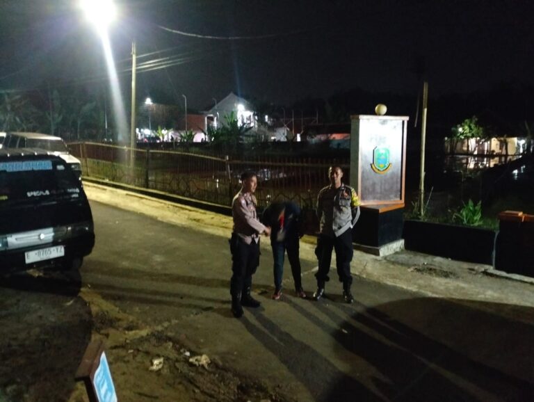 Patroli KRYD Malam Hari, Bhabinkamtibmas Polsek Ciawigebang Sambangi Desa Karoya Antisipasi C3 dan Gangguan Kamtibmas