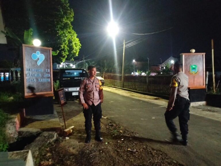 Cegah Gangguan Kamtibmas, Bhabinkamtibmas Polsek Ciawigebang Gelar Patroli KRYD Malam Hari di Desa Karoya