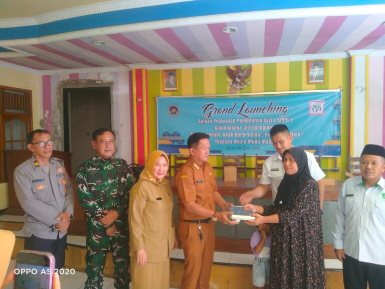 PLH Kapolsek Luragung Hadiri Launching Perdana Makan Bergizi Gratis SPPG Sindangsuka 5 di Desa Panyosogan Kecamatan Luragung