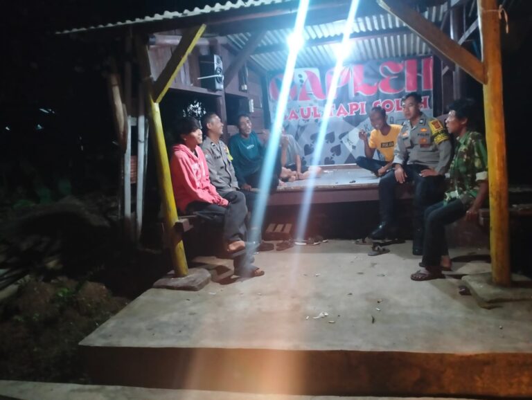 Patroli KRYD Malam Hari, Bhabinkamtibmas Polsek Ciawigebang Sambangi Warga Jaga Pos Ronda di Mekarjaya