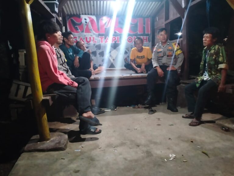 Jaga Kondusifitas Wilayah, Bhabinkamtibmas Polsek Ciawigebang Sambang Warga Jaga Pos Ronda di Mekarjaya Saat Patroli KRYD Malam Hari