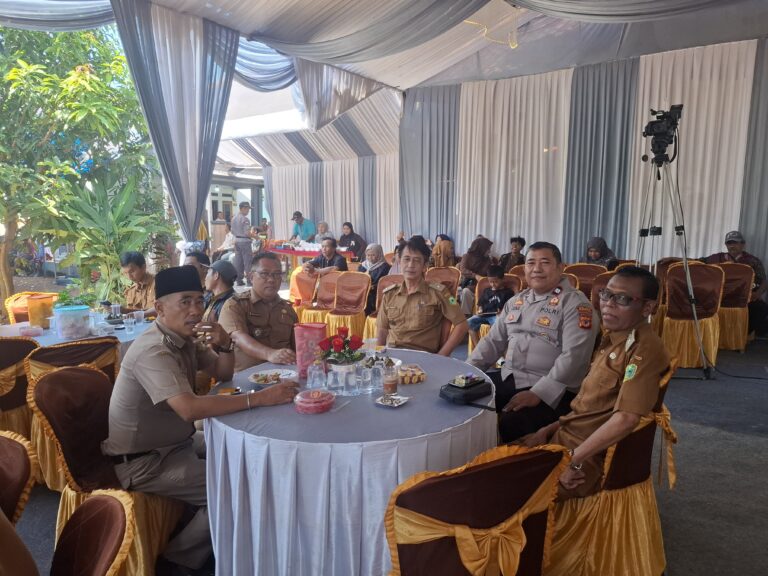 PS. Panit 2 Samapta Polsek Ciawigebang Polres Kuningan Jalin Kedekatan dengan Warga Cijagamulya Melalui Kehadiran di Acara Hajatan