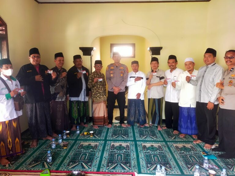 Kapolsek Cidahu Gelar Silaturahmi dengan Dai Kamtibmas dan Serahkan Kartu Anggota Dai Kamtibmas
