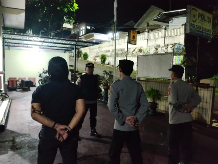 POLSEK SUBANG GELAR APEL DAN PATROLI KRYD ANTISIPASI C3 SERTA GANGGUAN KAMTIBMAS MALAM SABTU.