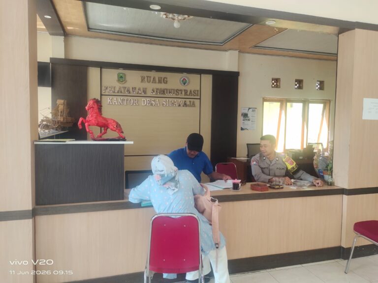Bhabinkamtibmas Desa Sidaraja Polsek Ciawigebang Monitoring Pendaftaran Calon Kepala Dusun Manis