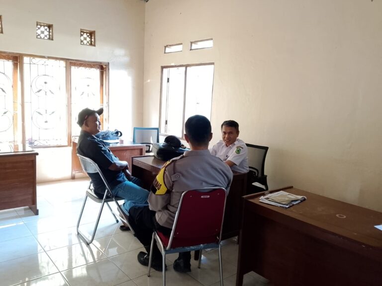 Bhabinkamtibmas Desa Sidaraja Dampingi Pelayanan Warga di Balai Desa, Wujudkan Pelayanan Prima kepada Masyarakat