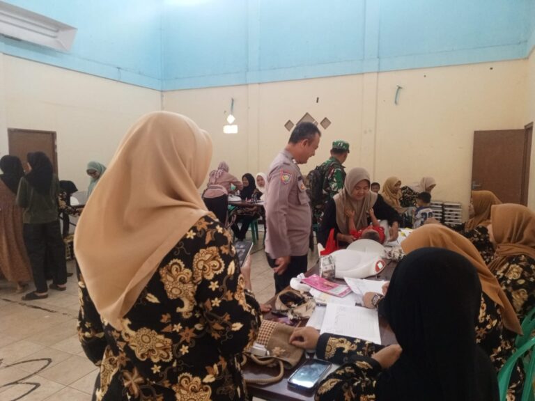 Bhabinkamtibmas dan Babinsa Monitoring Kegiatan Posyandu di Balai Desa