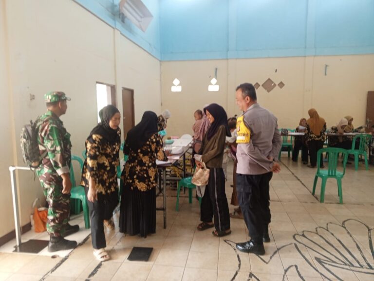 Sinergitas TNI-Polri, Bhabinkamtibmas dan Babinsa Pantau Pelaksanaan Posyandu di Balai Desa