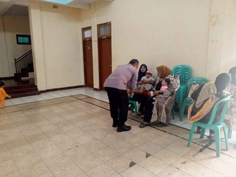 Dukung Program Kesehatan Masyarakat, Bhabinkamtibmas Monitoring Posyandu di Balai Desa