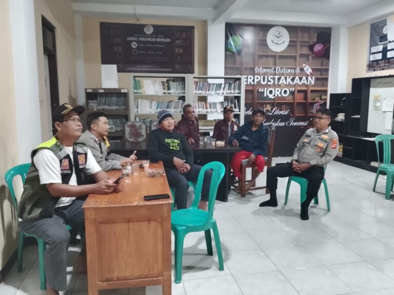 Perkuat Sinergitas, Bhabinkamtibmas Polsek Ciawigebang Sambangi Perangkat Desa dan Linmas Desa Muncangela Saat Patroli Malam