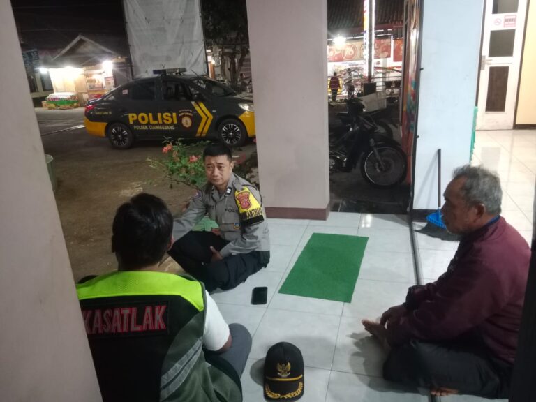 Bhabinkamtibmas Sambangi Perangkat Desa dan Linmas Saat Jaga Malam di Balai Desa Muncangela