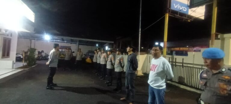 KAPOLSEK SUBANG IPTU SUHANDI, SM, PIMPIN APEL GABUNGAN ZONA 3 CIPTA KONDISI ANTISIPASI GANGGUAN KAMTIBMAS MALAM MINGGU.