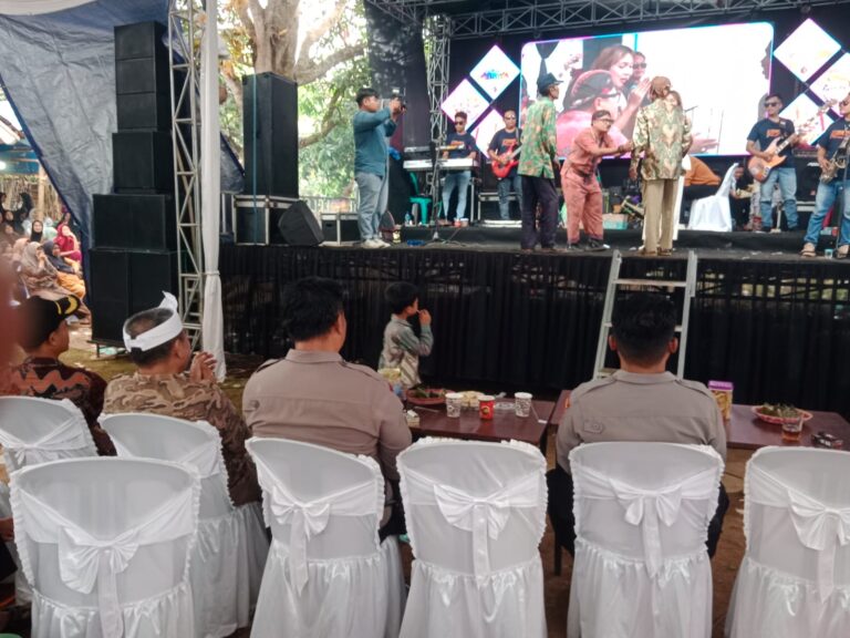 Bhabinkamtibmas Polsek Ciawigebang Jaga Keamanan Acara Hiburan Organ Dangdut di Desa Pamulihan