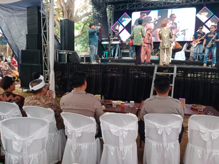 Ciptakan Situasi Kondusif, Bhabinkamtibmas Polsek Ciawigebang Amankan Hiburan Organ Dangdut di Desa Pamulihan