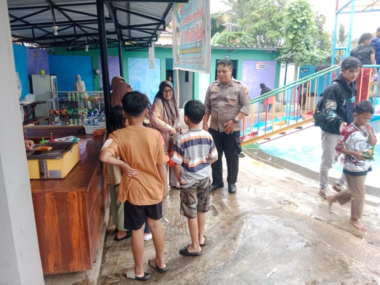 Bhabinkamtibmas Polsek Ciawigebang Sambangi Dino Waterpark dalam Patroli Siang