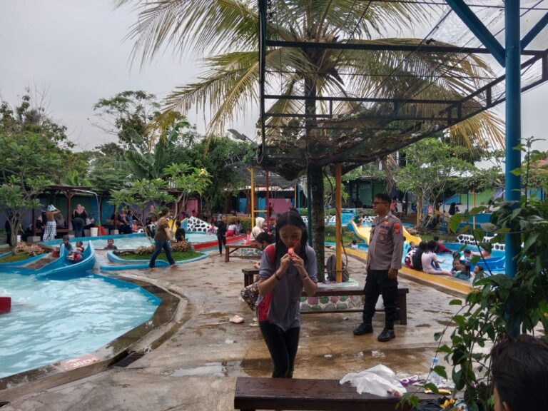 Patroli Siang Hari di Dino Waterpark, Bhabinkamtibmas Polsek Ciawigebang Sampaikan Himbauan Kamtibmas kepada Pengunjung