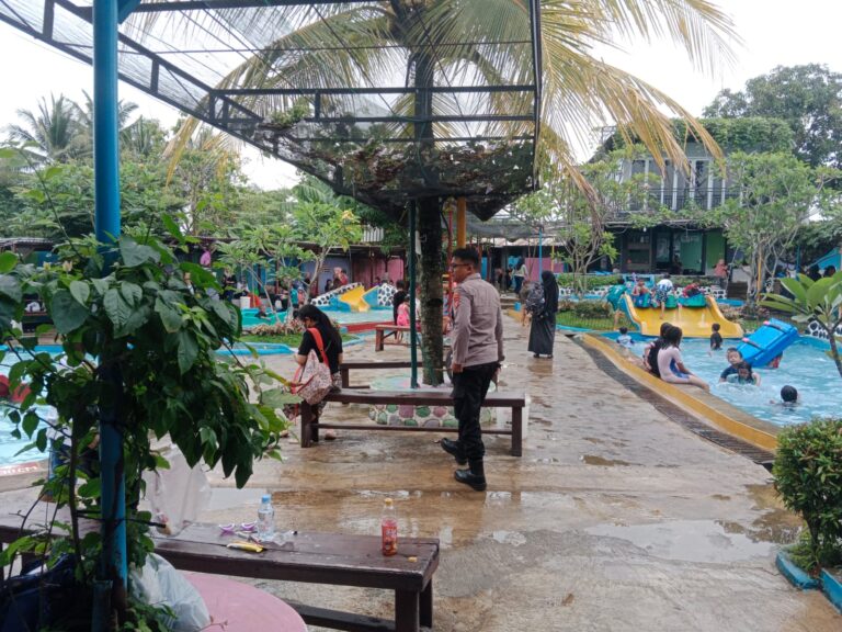 Bhabinkamtibmas Polsek Ciawigebang Patroli Siang Hari di Dino Waterpark, Sampaikan Himbauan Kamtibmas