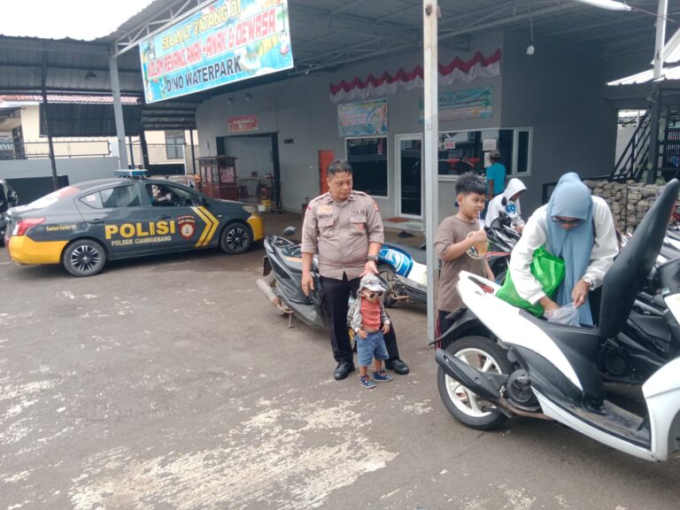 Patroli Siang Hari, Bhabinkamtibmas Polsek Ciawigebang Sambangi Dino Waterpark Antisipasi Gangguan Kamtibmas