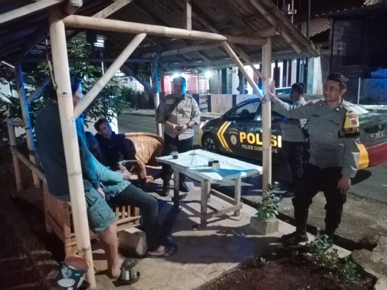 Patroli Malam Hari, Personel Polsek Ciawigebang Sambangi Warga Desa Cijagamulya dan Sampaikan Imbauan Kamtibmas