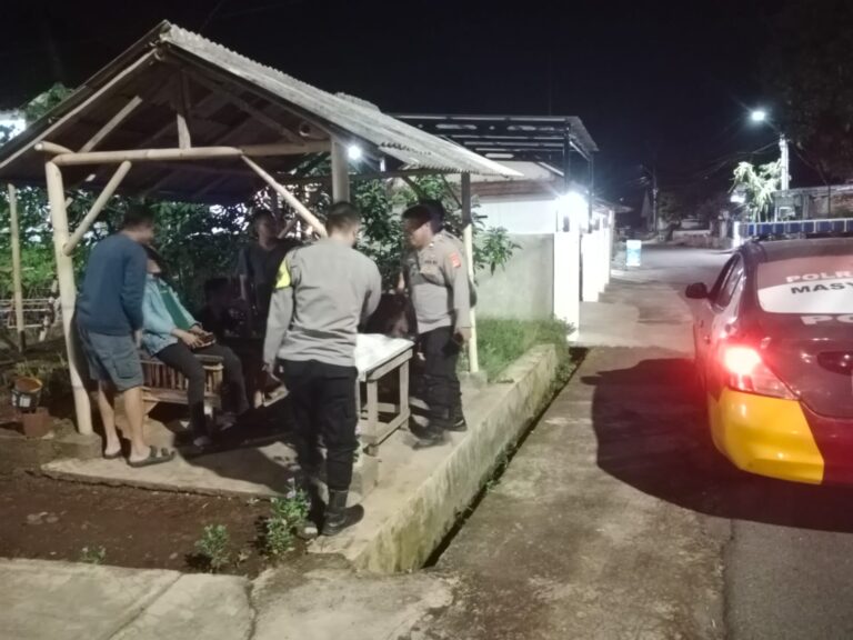 Patroli Malam Hari, Personel Polsek Ciawigebang Sambangi Warga Desa Cijagamulya
